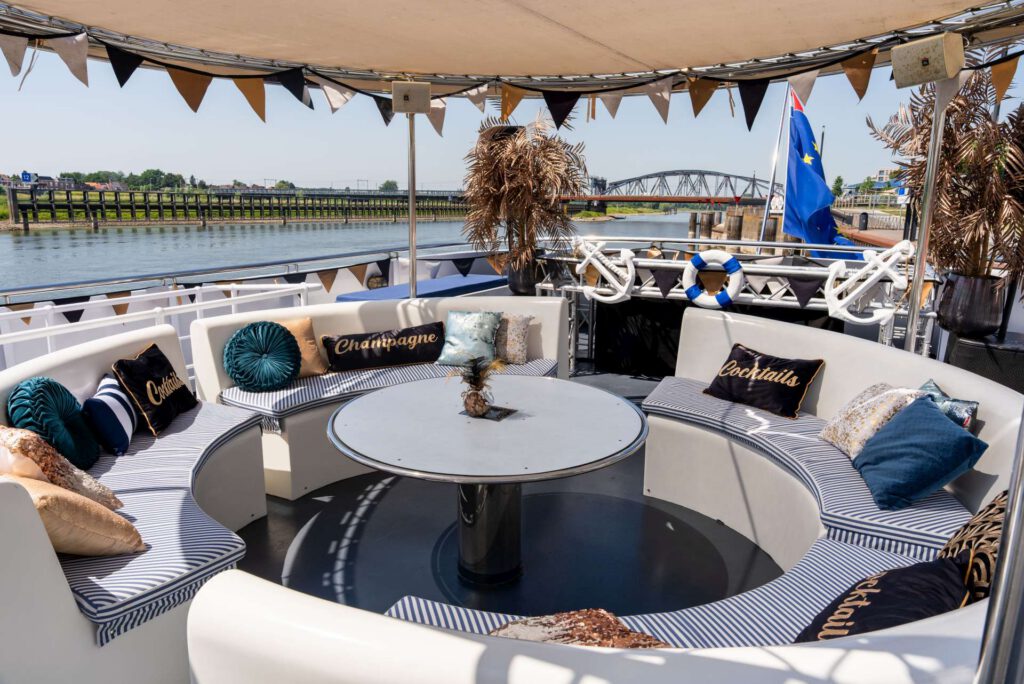 Personeelsfeest op een boot